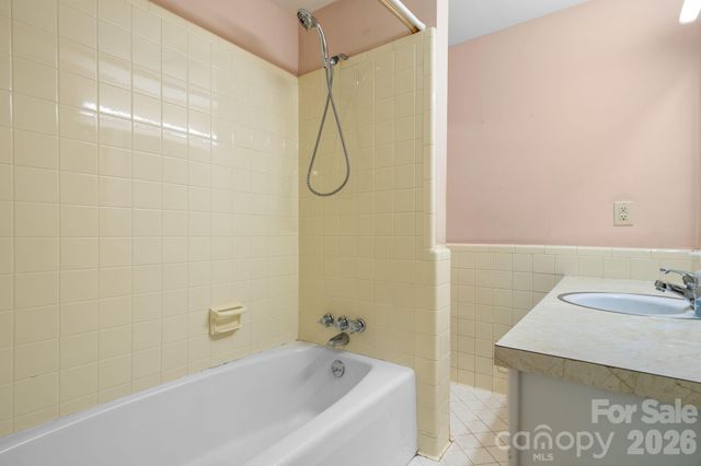 2010 12th Street Drive NW, Hickory, NC 28601