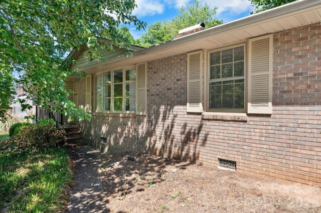 2010 12th Street Drive NW, Hickory, NC 28601