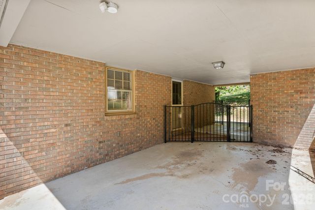 2010 12th Street Drive NW, Hickory, NC 28601