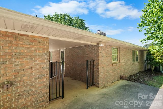 2010 12th Street Drive NW, Hickory, NC 28601