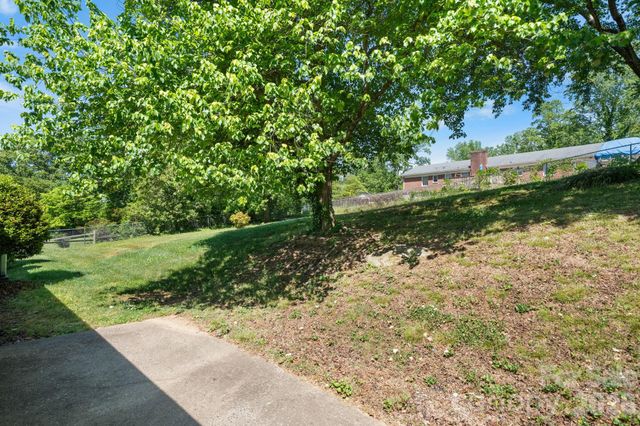 2010 12th Street Drive NW, Hickory, NC 28601