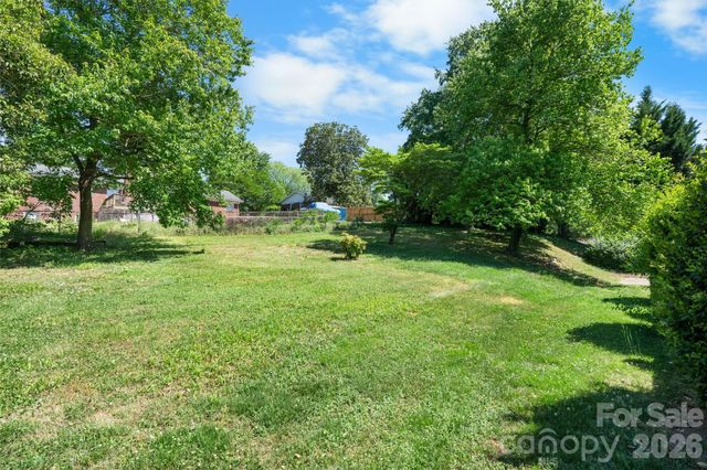 2010 12th Street Drive NW, Hickory, NC 28601