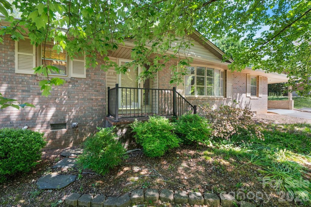 2010 12th Street Drive NW, Hickory, NC 28601