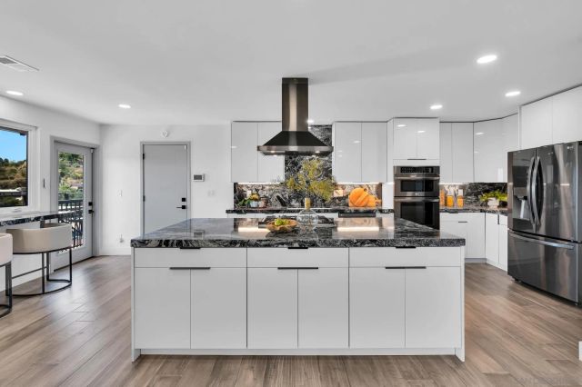5915 Madra, San Diego, CA 92120