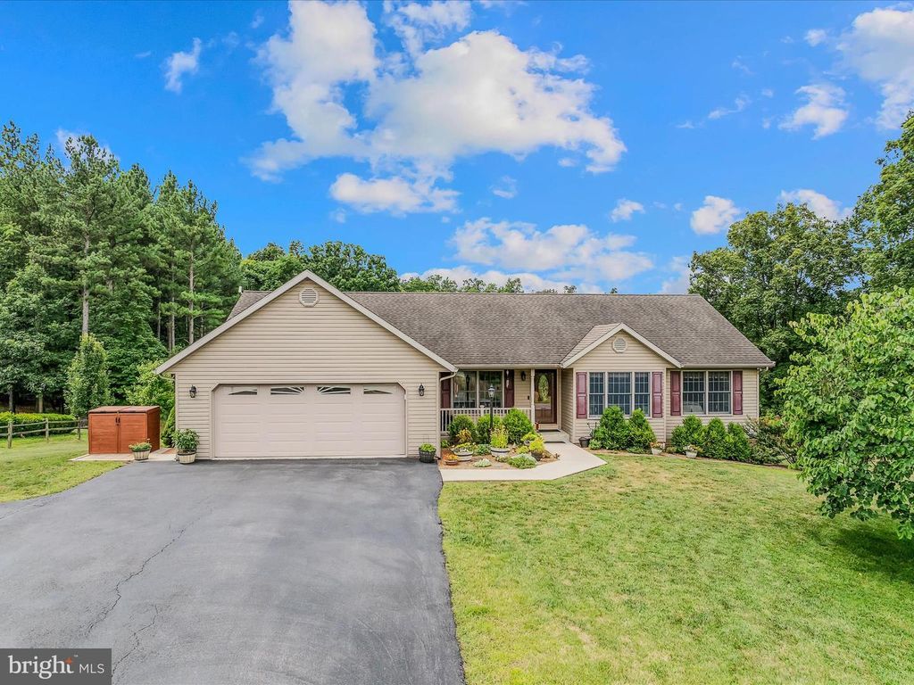 81 FAIRVIEW OAKS LN, Berkeley Springs, WV 25411