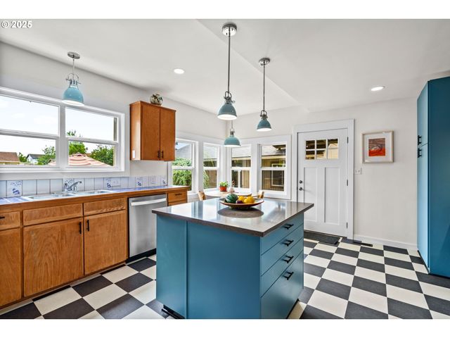 409 N 8TH St, Cottage Grove, OR 97424