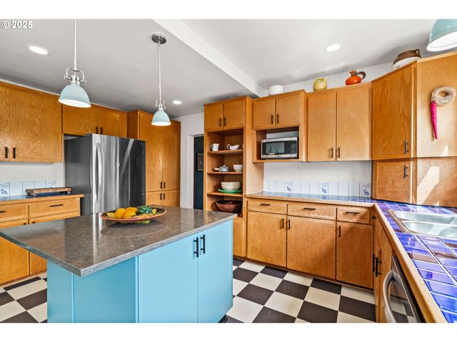 409 N 8TH St, Cottage Grove, OR 97424