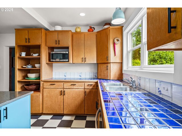 409 N 8TH St, Cottage Grove, OR 97424