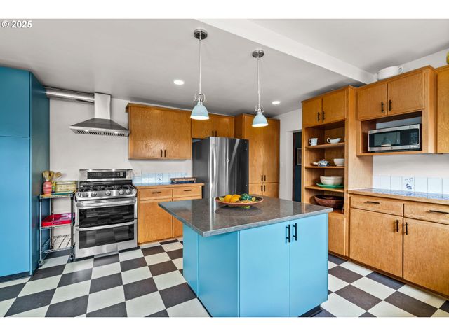 409 N 8TH St, Cottage Grove, OR 97424