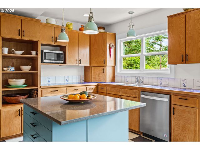 409 N 8TH St, Cottage Grove, OR 97424