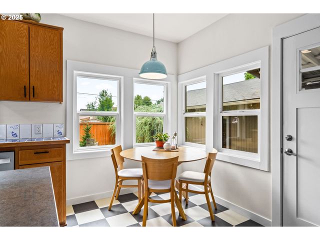 409 N 8TH St, Cottage Grove, OR 97424