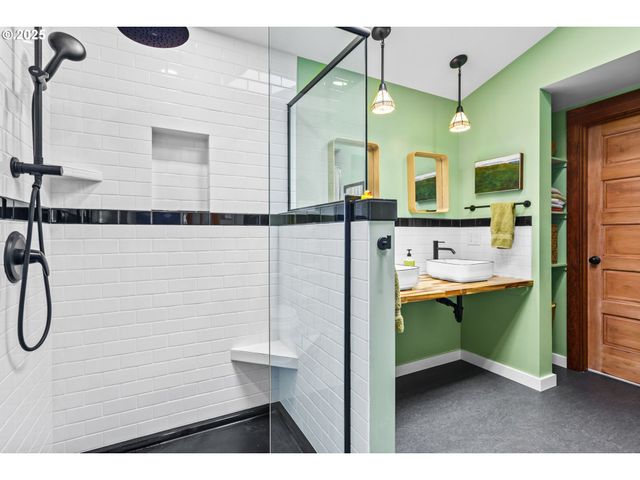 409 N 8TH St, Cottage Grove, OR 97424