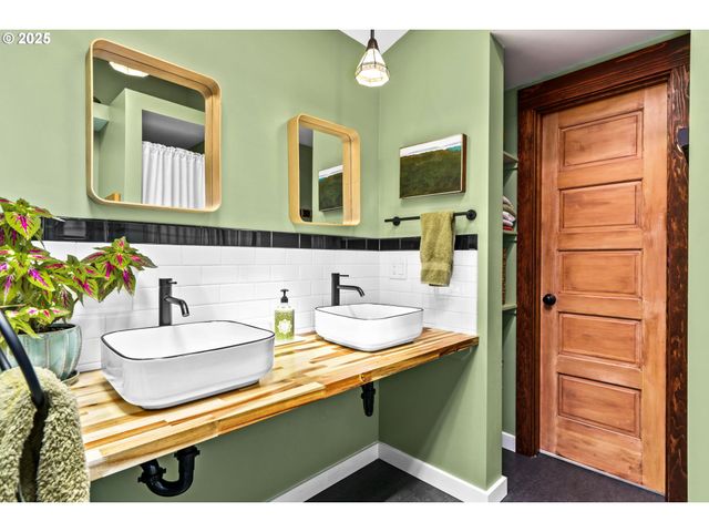 409 N 8TH St, Cottage Grove, OR 97424