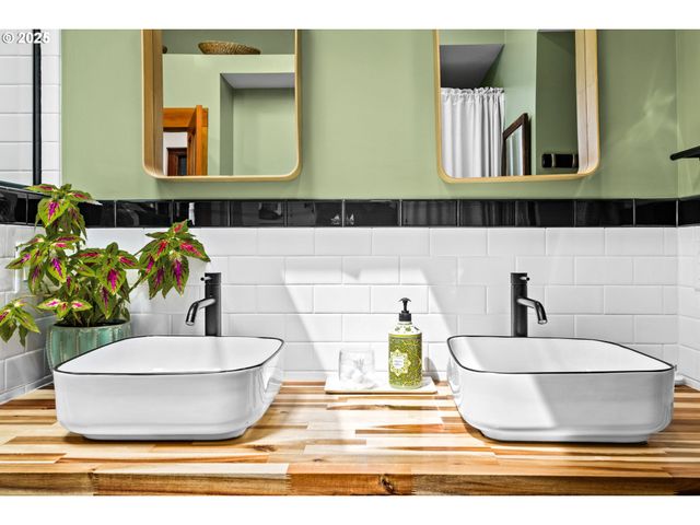 409 N 8TH St, Cottage Grove, OR 97424