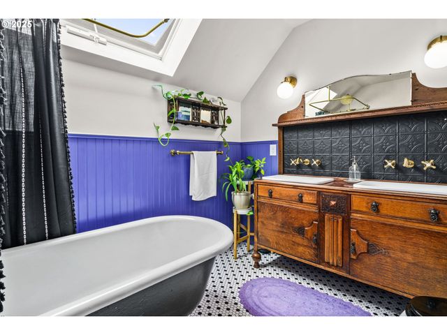 409 N 8TH St, Cottage Grove, OR 97424