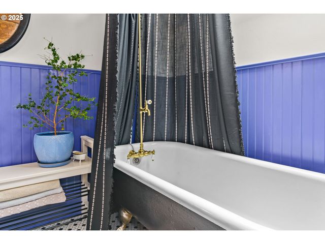 409 N 8TH St, Cottage Grove, OR 97424