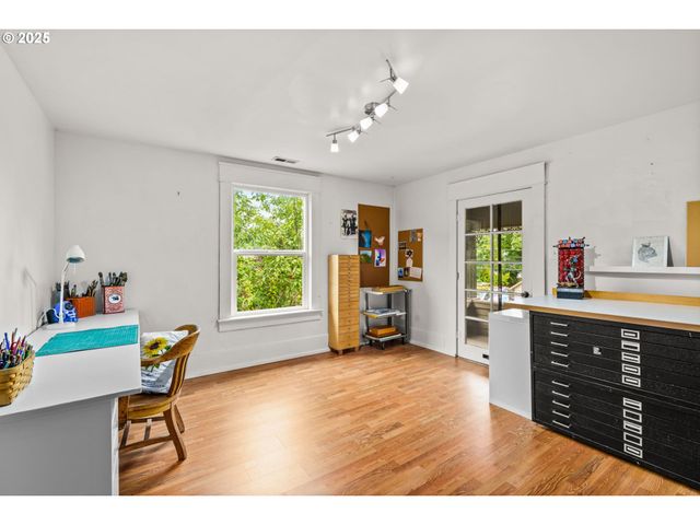 409 N 8TH St, Cottage Grove, OR 97424