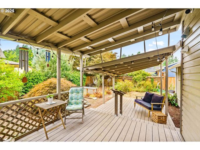 409 N 8TH St, Cottage Grove, OR 97424