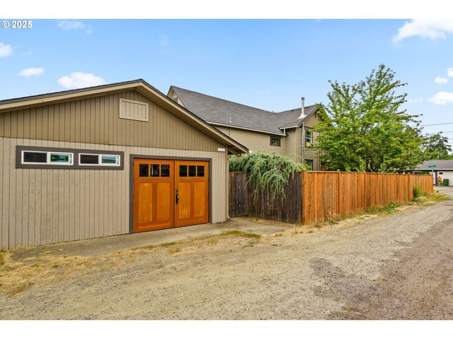 409 N 8TH St, Cottage Grove, OR 97424