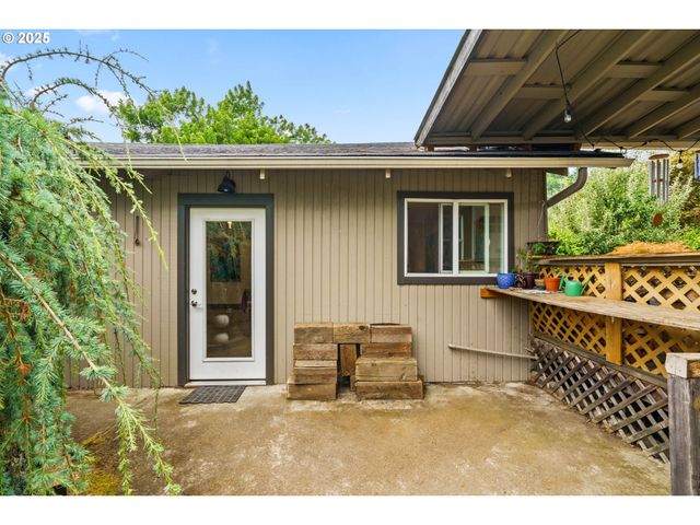 409 N 8TH St, Cottage Grove, OR 97424