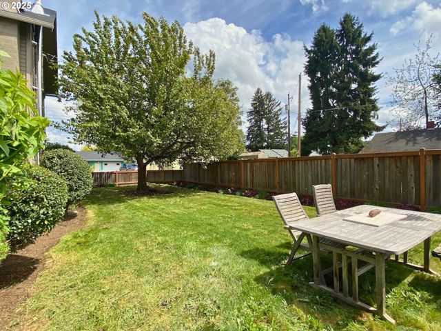 409 N 8TH St, Cottage Grove, OR 97424