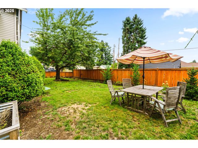 409 N 8TH St, Cottage Grove, OR 97424