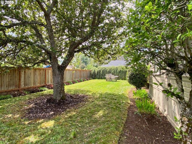 409 N 8TH St, Cottage Grove, OR 97424