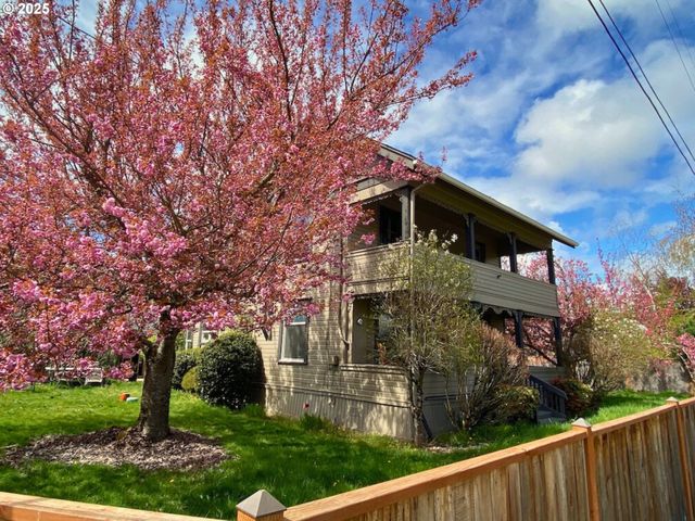 409 N 8TH St, Cottage Grove, OR 97424