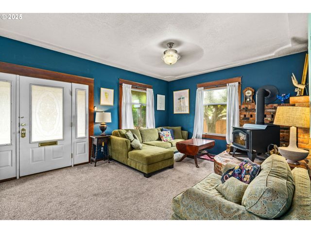 409 N 8TH St, Cottage Grove, OR 97424