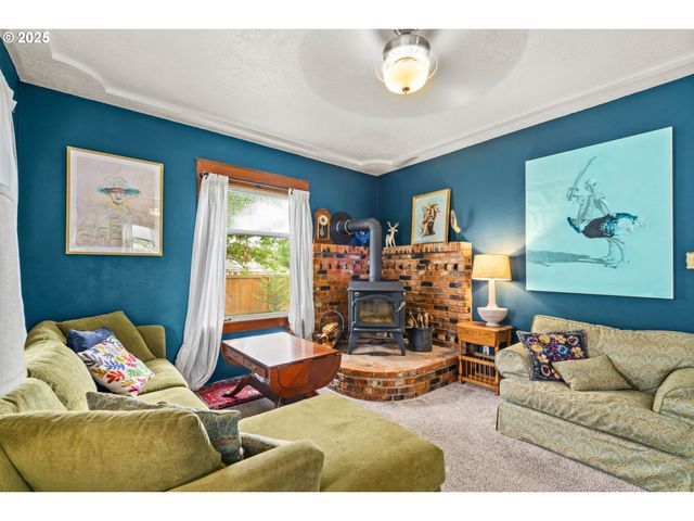 409 N 8TH St, Cottage Grove, OR 97424