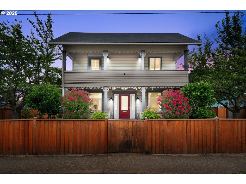 409 N 8TH St, Cottage Grove, OR 97424