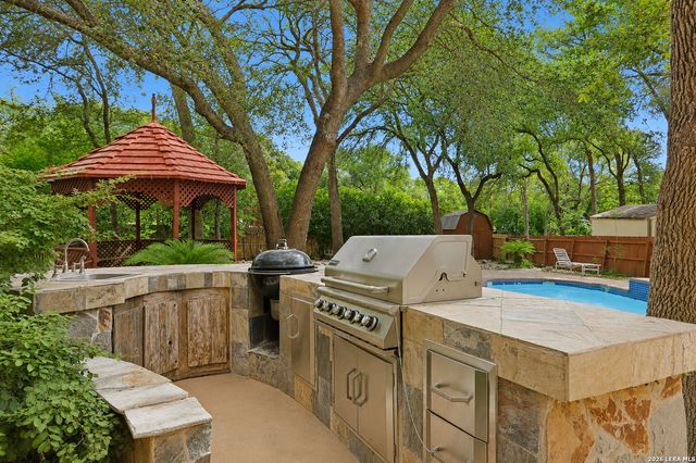 16426 Hillview Pass Dr, San Antonio, TX 78247