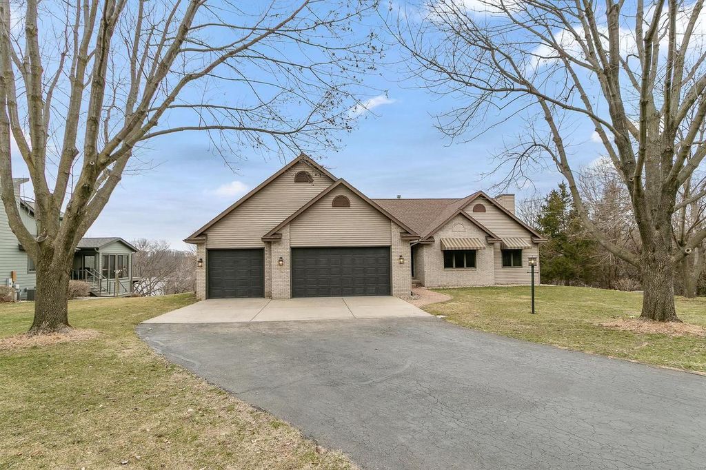 W14116 Selwood Drive, Prairie Du Sac, WI 53578