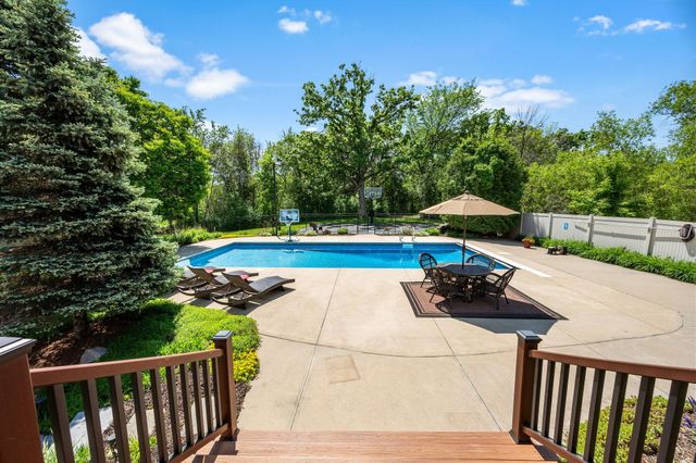 245 Luisa Court, Chaska, MN 55318