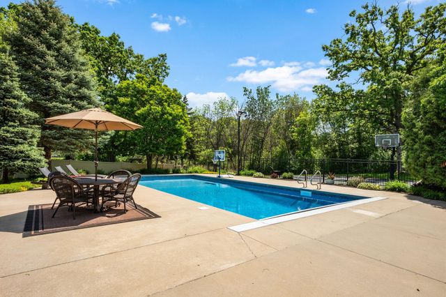 245 Luisa Court, Chaska, MN 55318
