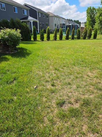 320 Hidden River E, Holly, MI 48442