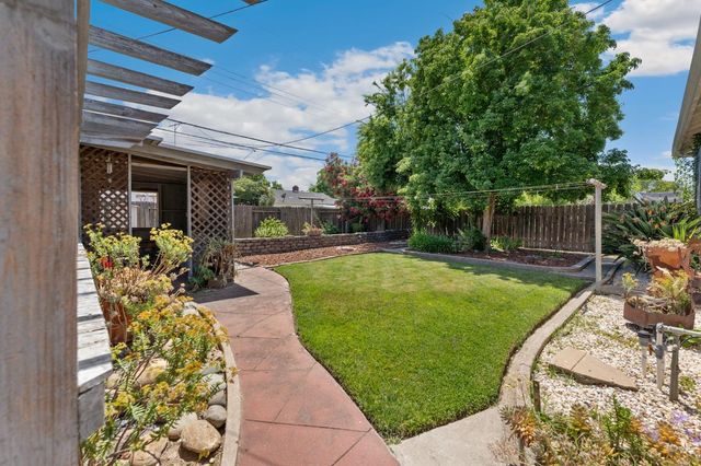 5532 Fruitridge Rd, Sacramento, CA 95820