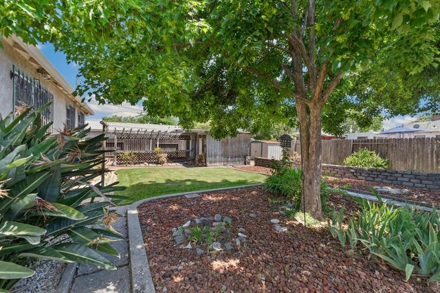 5532 Fruitridge Rd, Sacramento, CA 95820