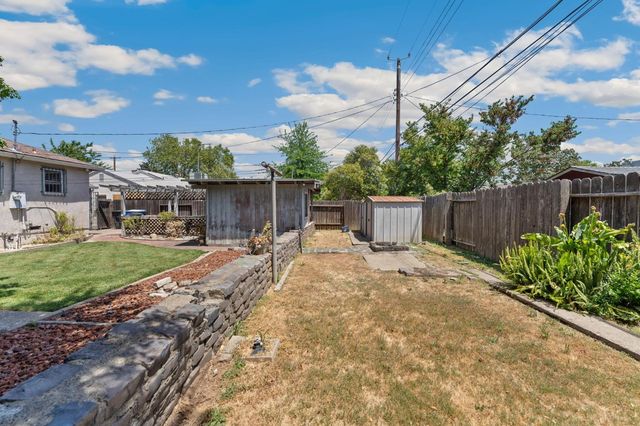 5532 Fruitridge Rd, Sacramento, CA 95820