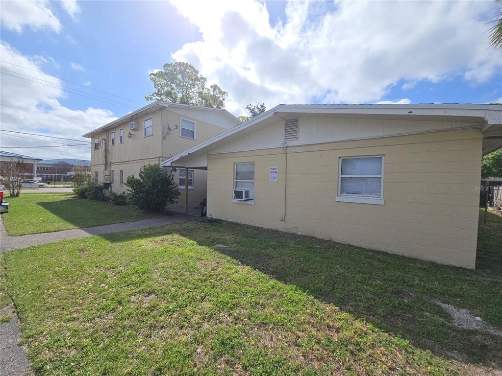 Image 12 of property listing at 953 6TH STREET SE, Winter Haven, FL 33880