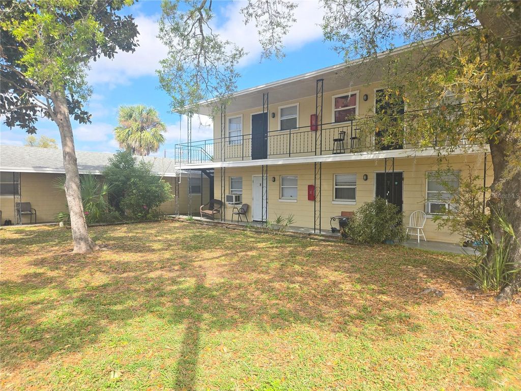 Image 4 of property listing at 953 6TH STREET SE, Winter Haven, FL 33880