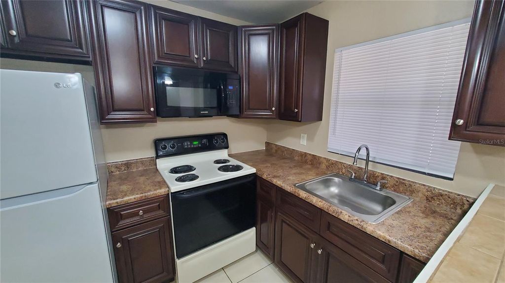 Image 7 of property listing at 953 6TH STREET SE, Winter Haven, FL 33880