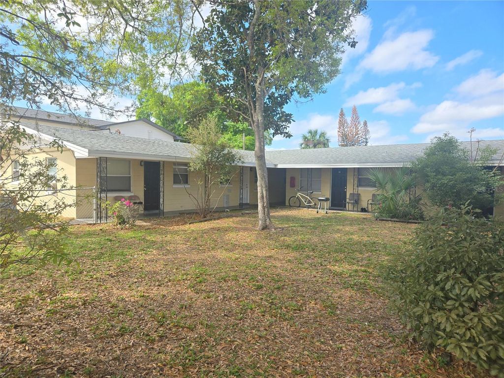 Image 10 of property listing at 953 6TH STREET SE, Winter Haven, FL 33880