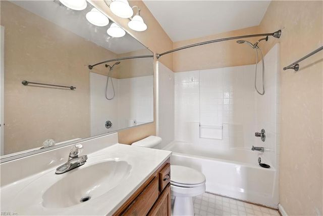 702 W Lake CIR, Chesapeake, VA 23322