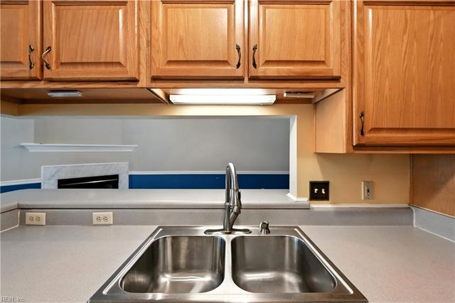 702 W Lake CIR, Chesapeake, VA 23322