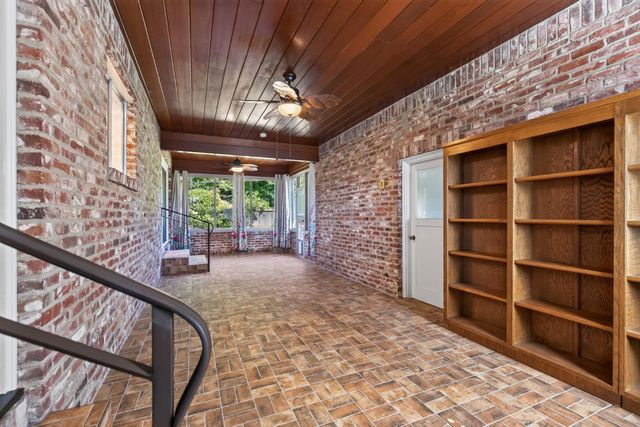 6573 S Land Park Dr, Sacramento, CA 95831