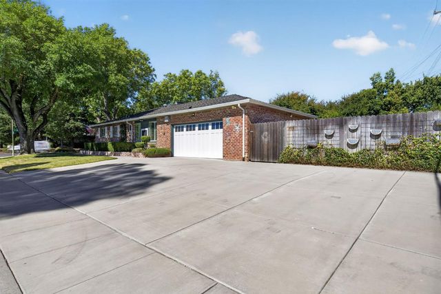 6573 S Land Park Dr, Sacramento, CA 95831