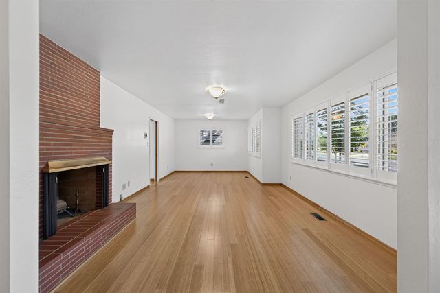 6573 S Land Park Dr, Sacramento, CA 95831