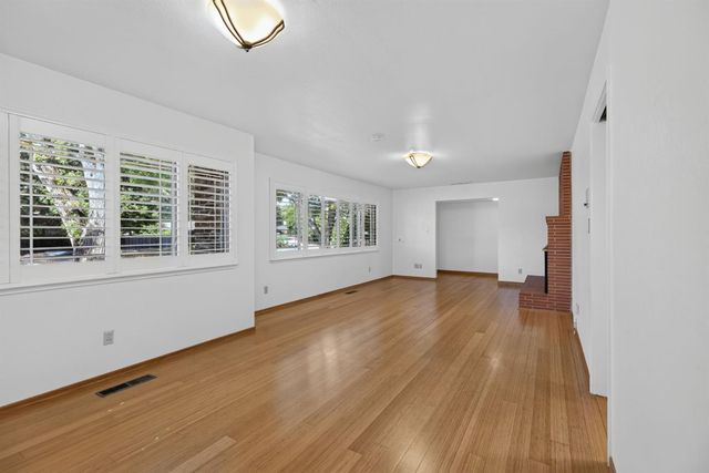 6573 S Land Park Dr, Sacramento, CA 95831