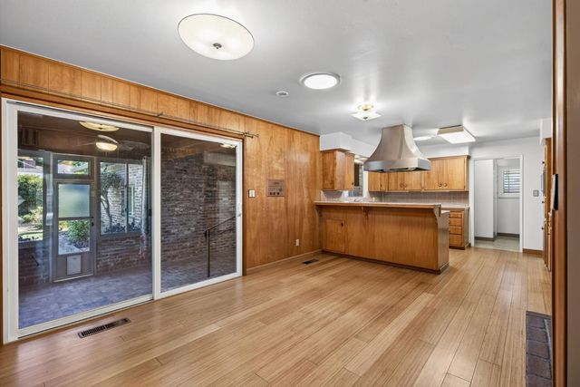 6573 S Land Park Dr, Sacramento, CA 95831